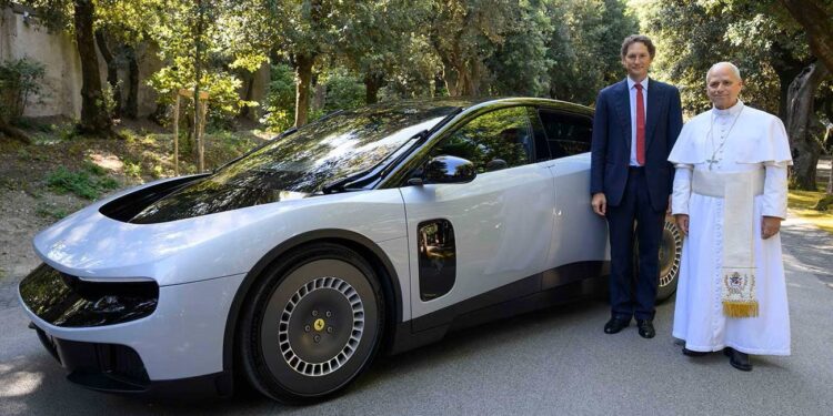 Papa Leão XIV conhece Ferrari Luce e ganha volante do carro