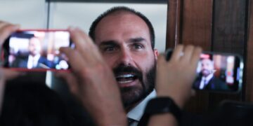 PGR pede ao Supremo condenação de Eduardo Bolsonaro por coação